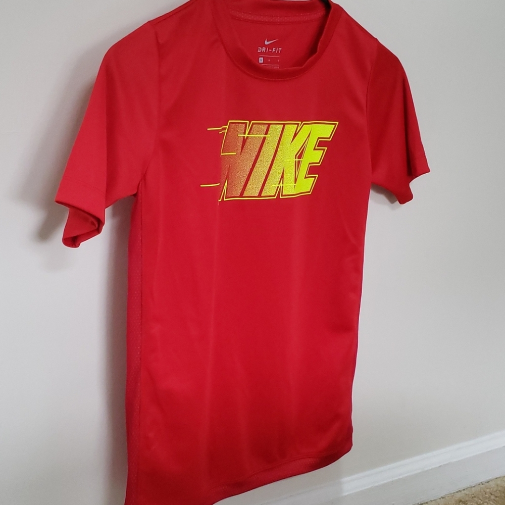 Red and neon yellow nike t shirt - Picture 1 of 3